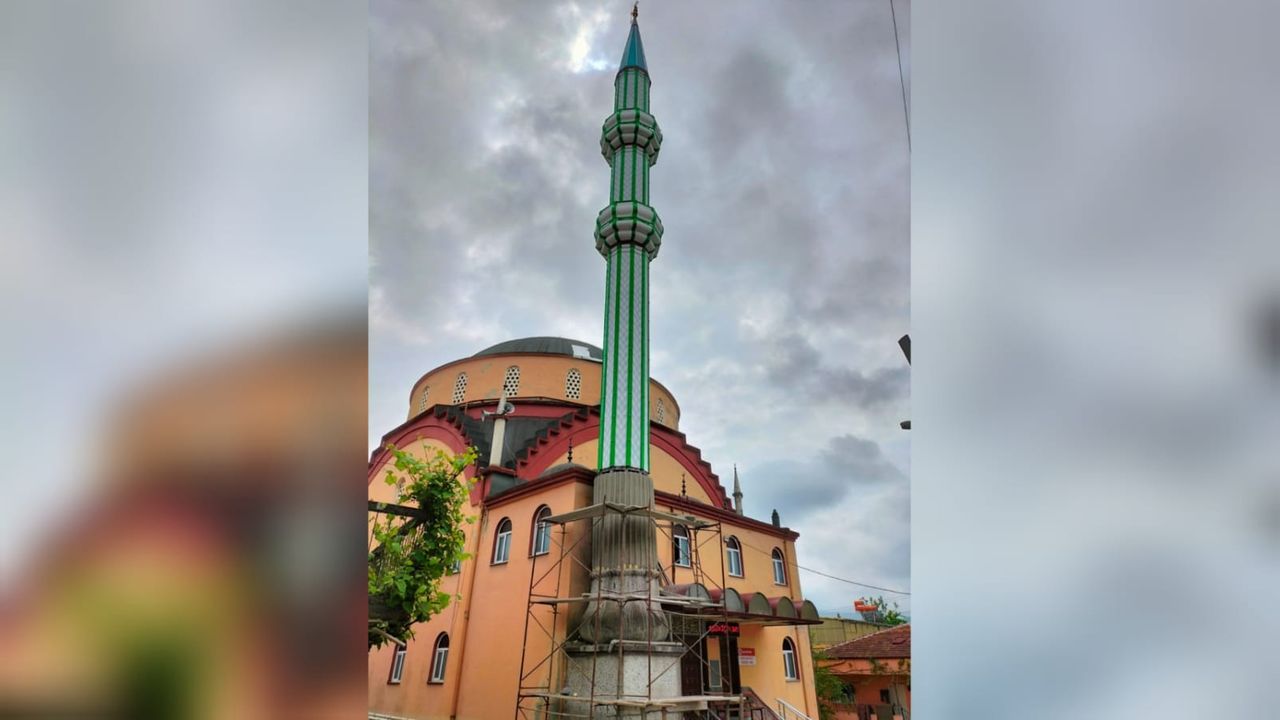 Şiddetli rüzgar nedeniyle devrilen caminin minaresi yeniden yapıldı