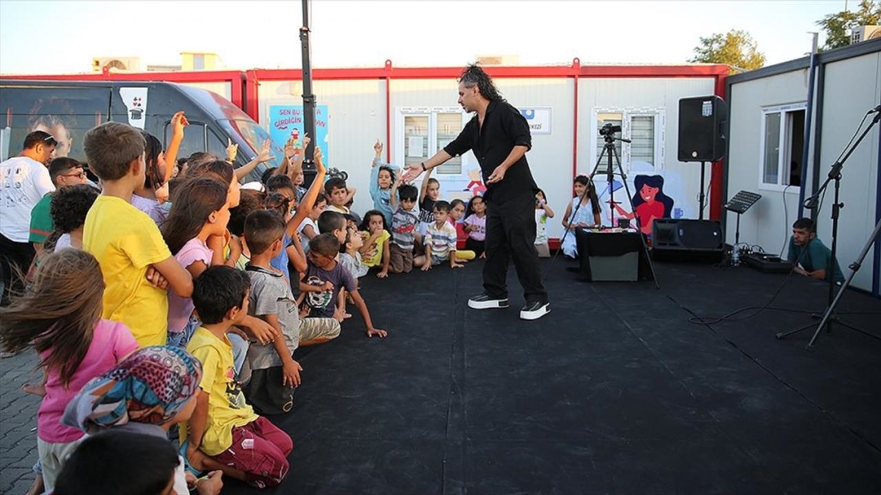 İllüzyon sanatçısı depremzede çocuklar için gösteri sunuyor