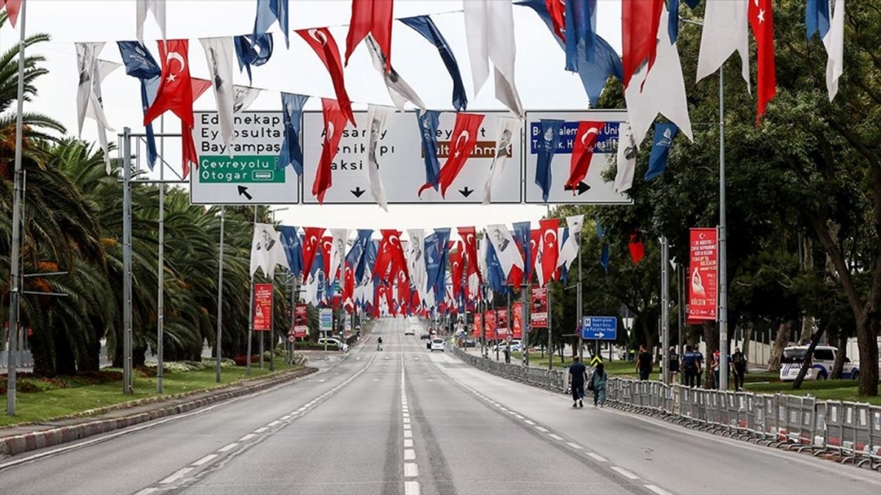 İstanbul'daki Vatan Caddesi "30 Ağustos" provası nedeniyle trafiğe kapatıldı