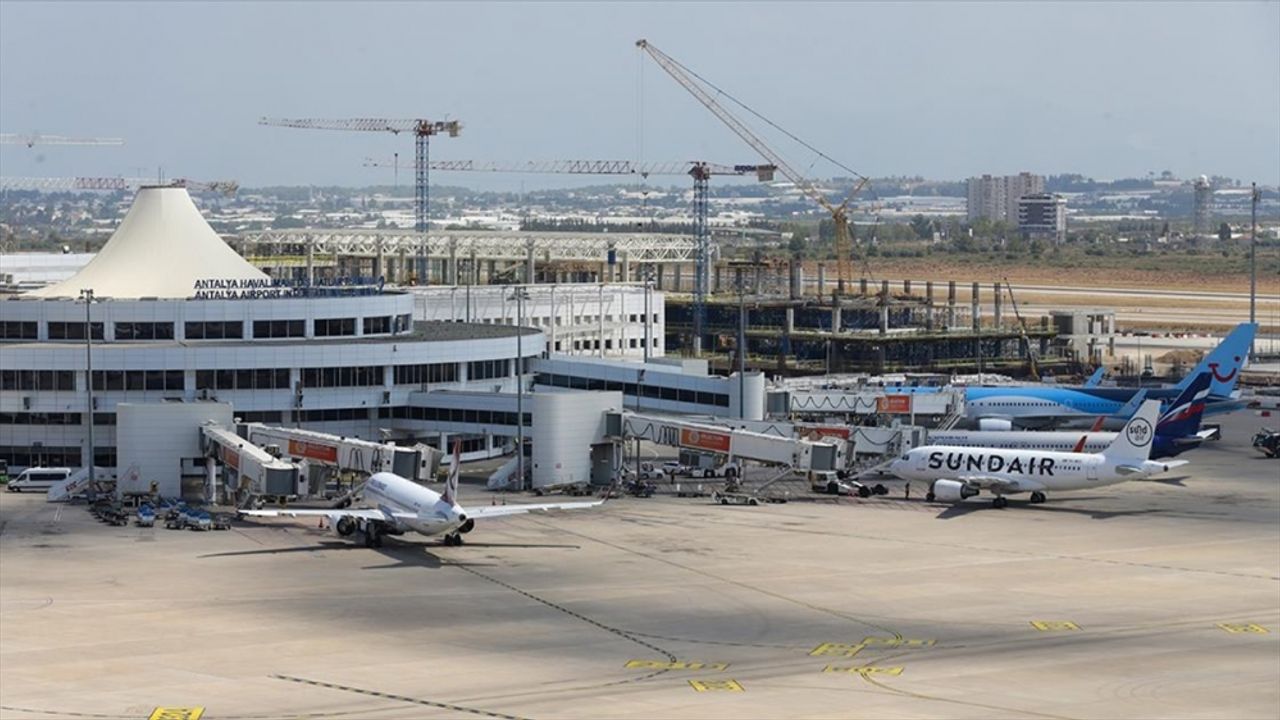 Rekor yolcu ağırlayan Antalya Havalimanı bir taraftan da yenileniyor