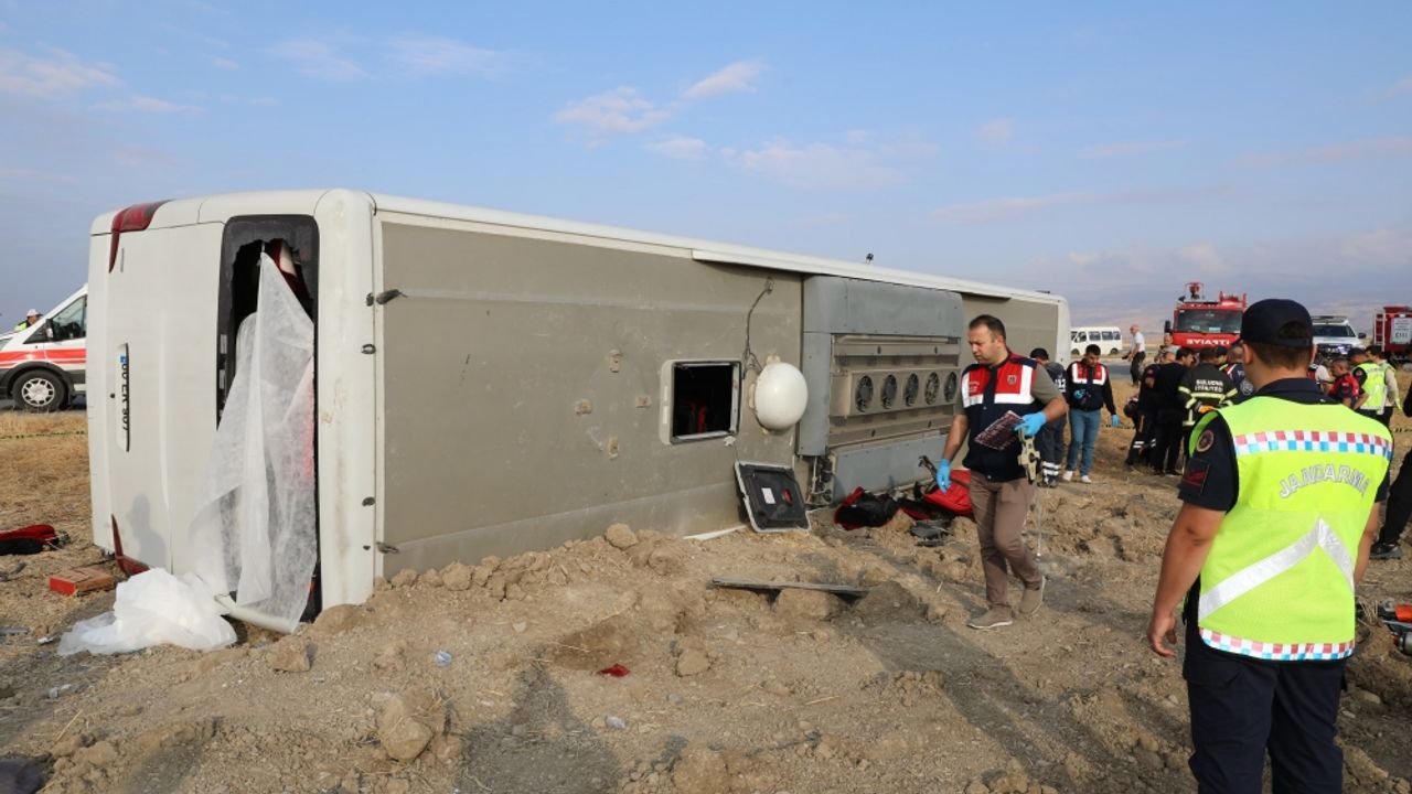 Amasya’da yolcu otobüsü devrildi: Ölü ve yaralılar var