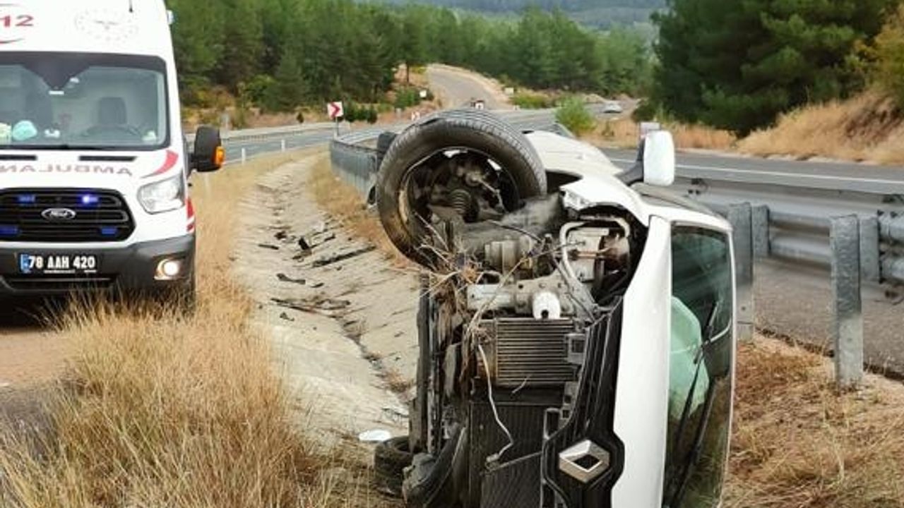 Karabük'te devrilen otomobildeki 3'ü çocuk 6 kişi yaralandı