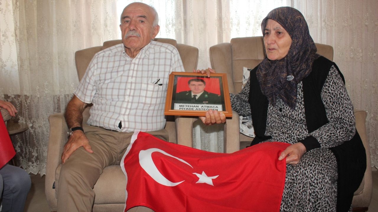 Cumhuriyet'in 100. yıl dönümünde Türk bayrağı dağıtan öğrenciler ilk bayrağı şehit ailesine verdi