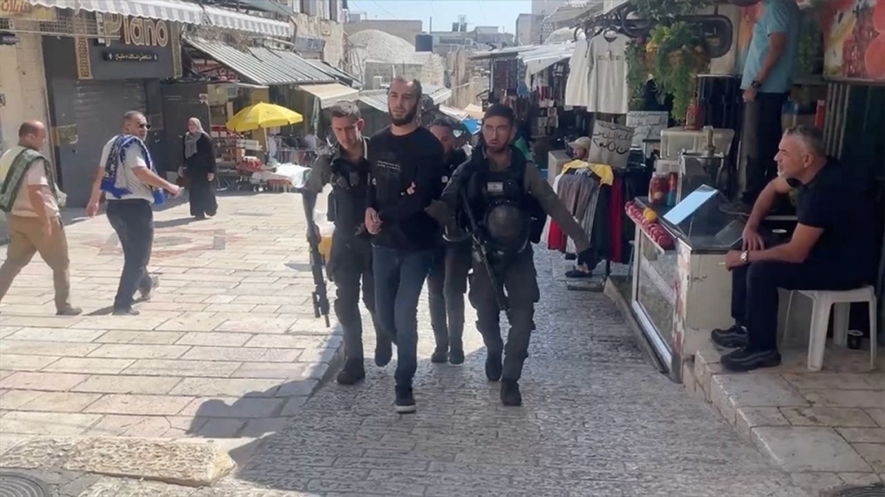 İsrail polisi, Mescid-i Aksa'ya girişine izin vermediği Filistinlilere müdahale etti