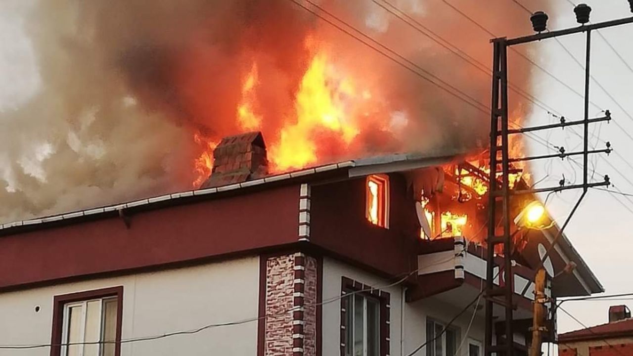 Karabük'te bir binanın çatı katında çıkan yangın söndürüldü