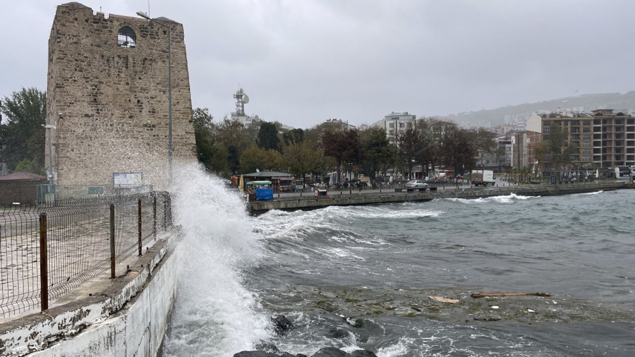 Karadeniz'de fırtınada 4 metrelik dalgalar oluştu