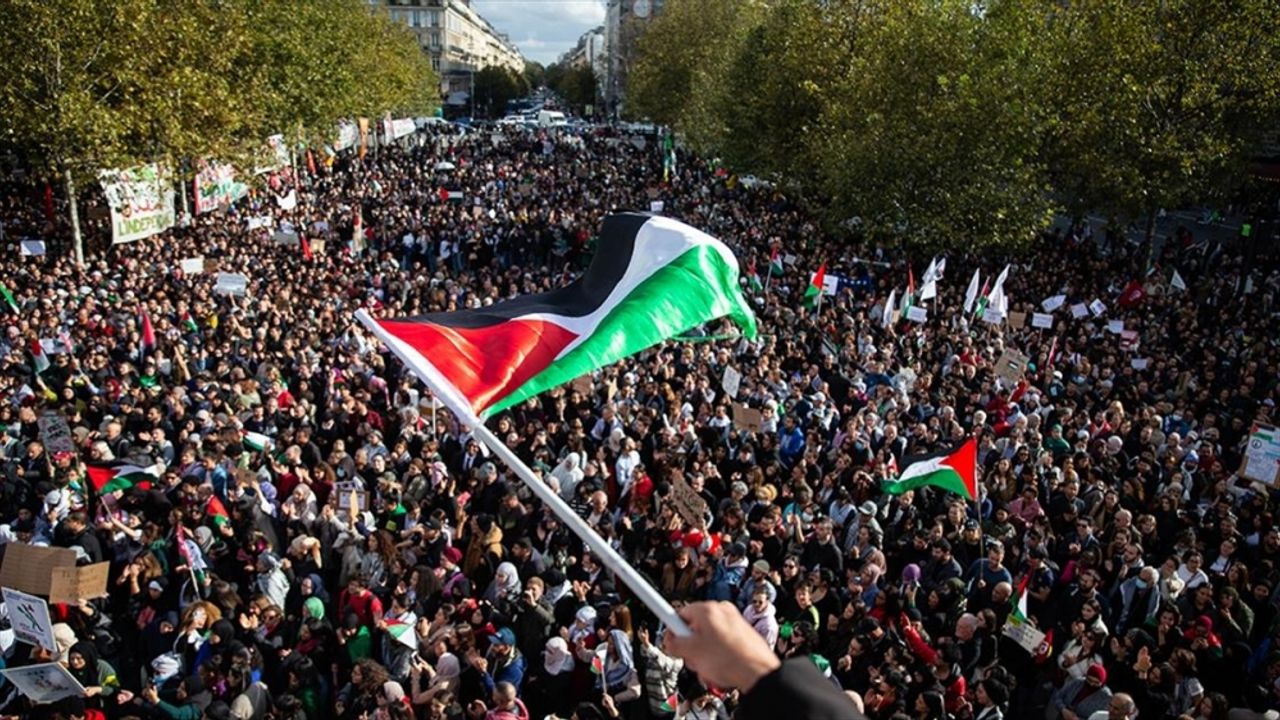 Paris'te toplanan göstericiler, İsrail-Filistin çatışmasının son bulmasını istedi