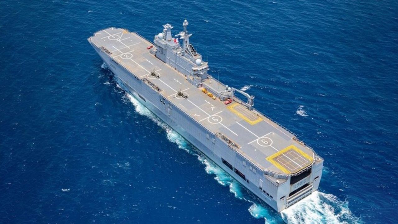 Gazze için yeni bir helikopter gemisi gönderdi