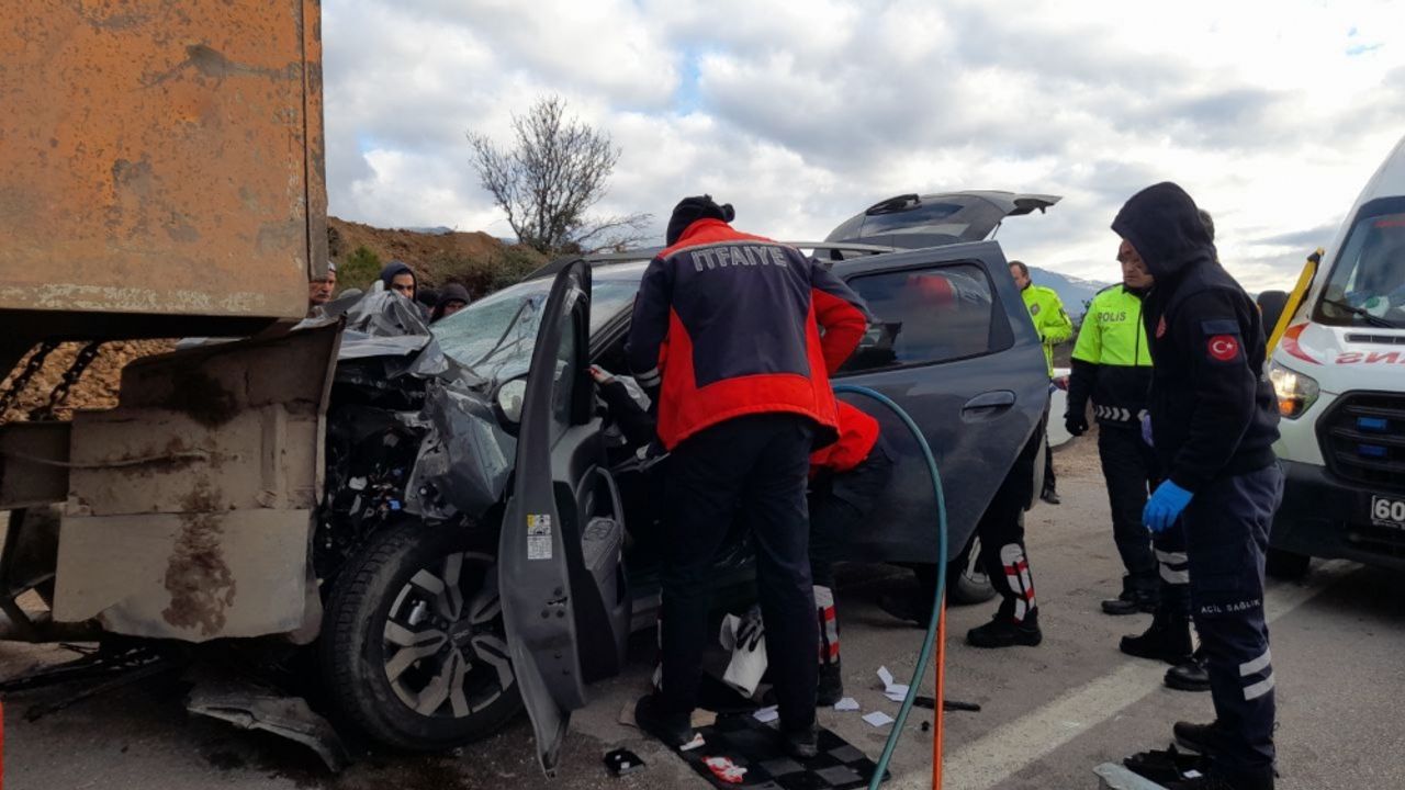 Kaza Yapan Araçta Sıkışan Yaralı Sürücüyü İtfaiye Kurtardı