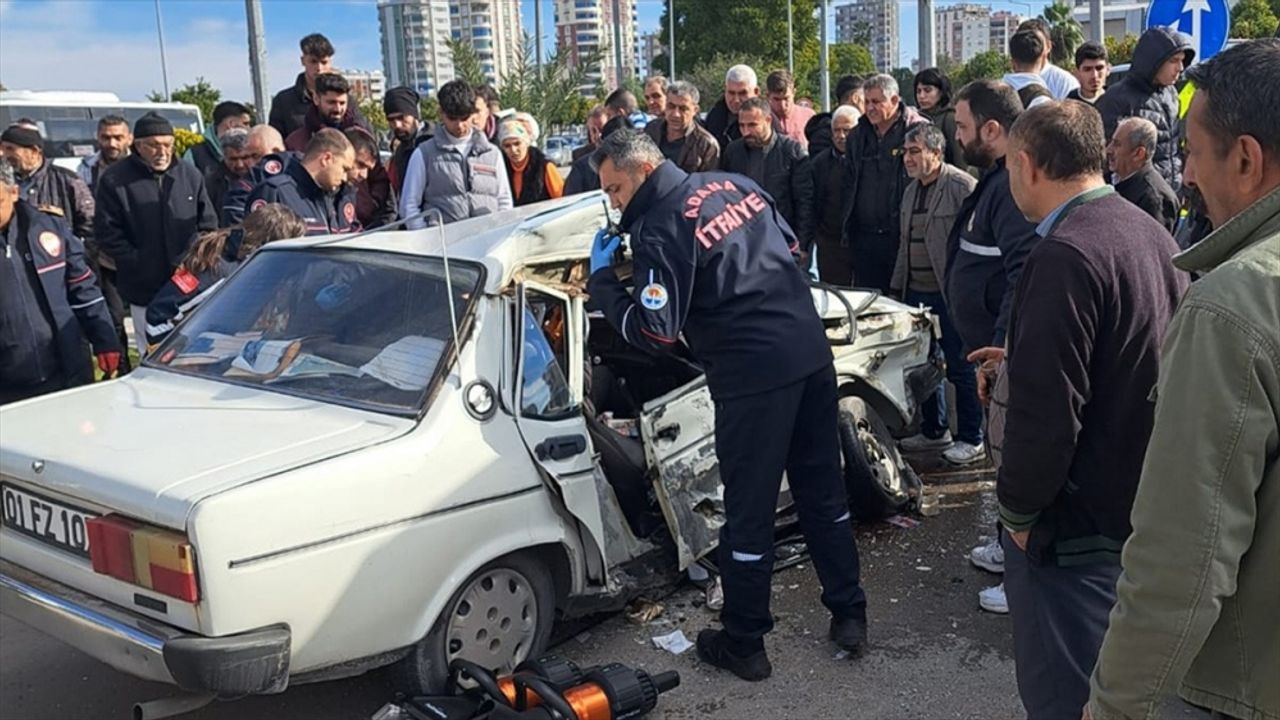 Minibüs ile Otomobilin Çarpıştığı Kazada 9 Kişi Yaralandı