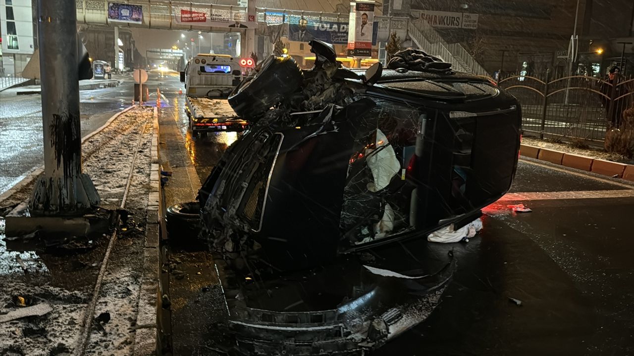 Devrilen Otomobildeki 6 Kişi Yaralandı