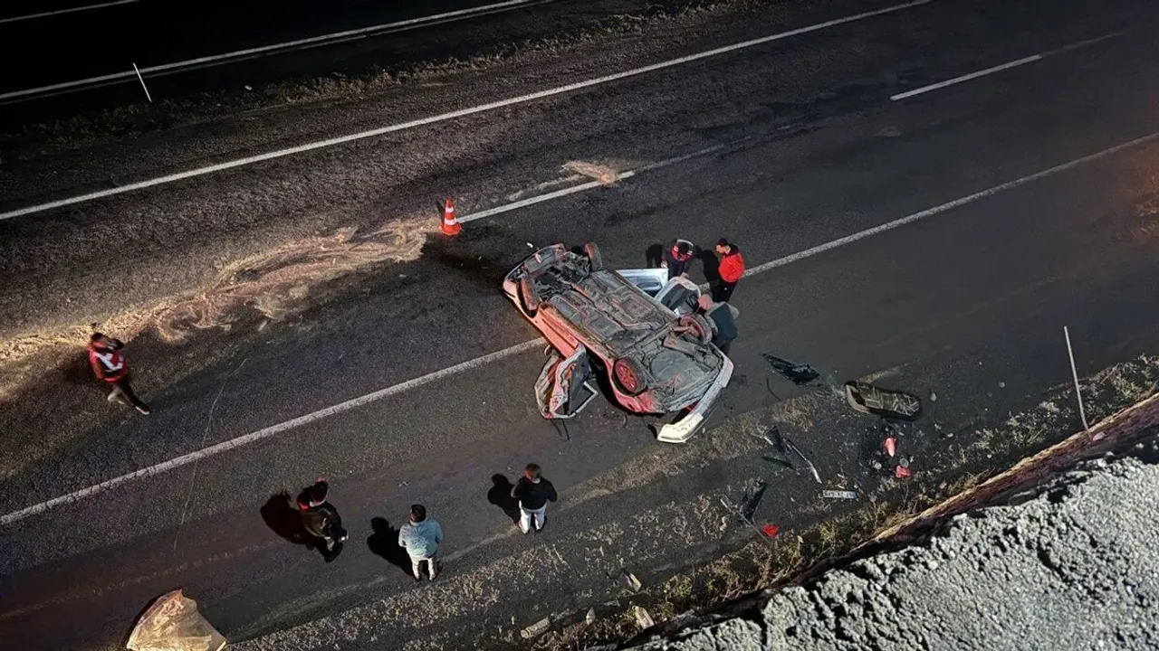 15 Metre Yükseklikten Kara Yoluna Düşen Otomobildeki 2 Kişi Öldü
