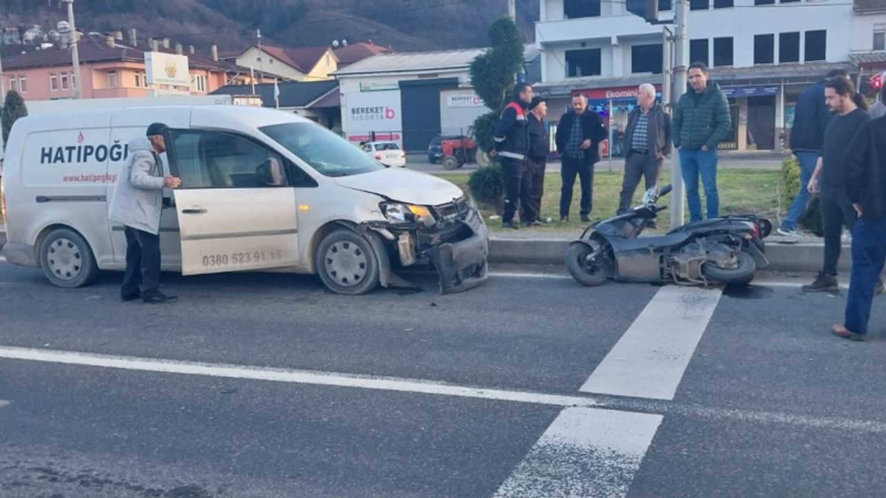 Hafif Ticari Araçla Çarpışan Motosikletin Sürücüsü Ağır Yaralandı