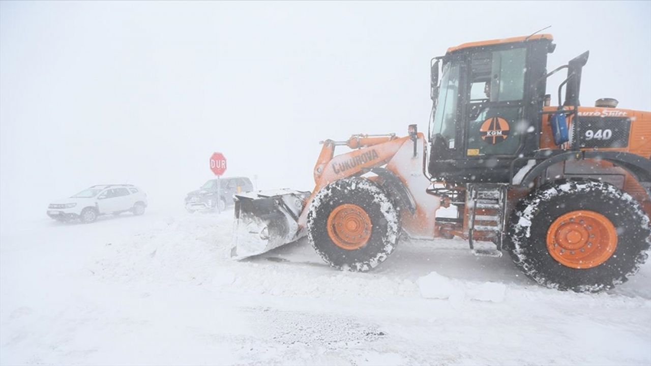 Kars-Ardahan Kara Yolu Kar ve Tipi Nedeniyle Ulaşıma Kapatıldı