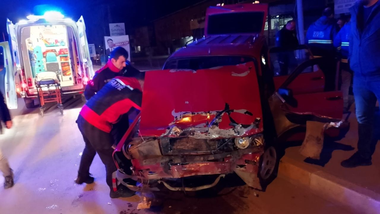 Otomobil ile Hafif Ticari Aracın Çarpıştığı Kazada 2 Kişi Yaralandı