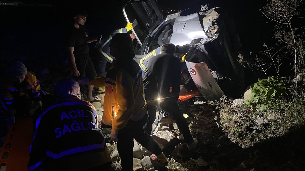 Sinop'ta Çay Yatağına Uçan Otomobildeki 2 Kişi Yaralandı