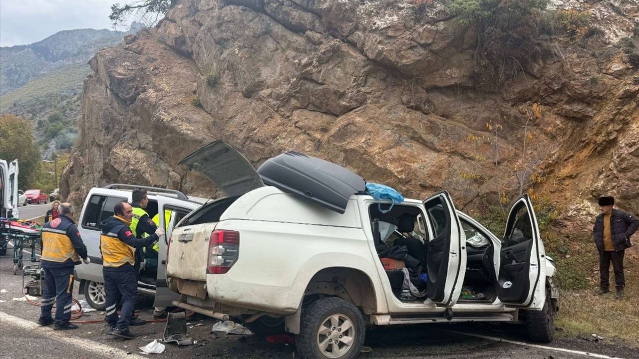 Artvin'de Trafik Kazasında 4 Kişi Yaralandı
