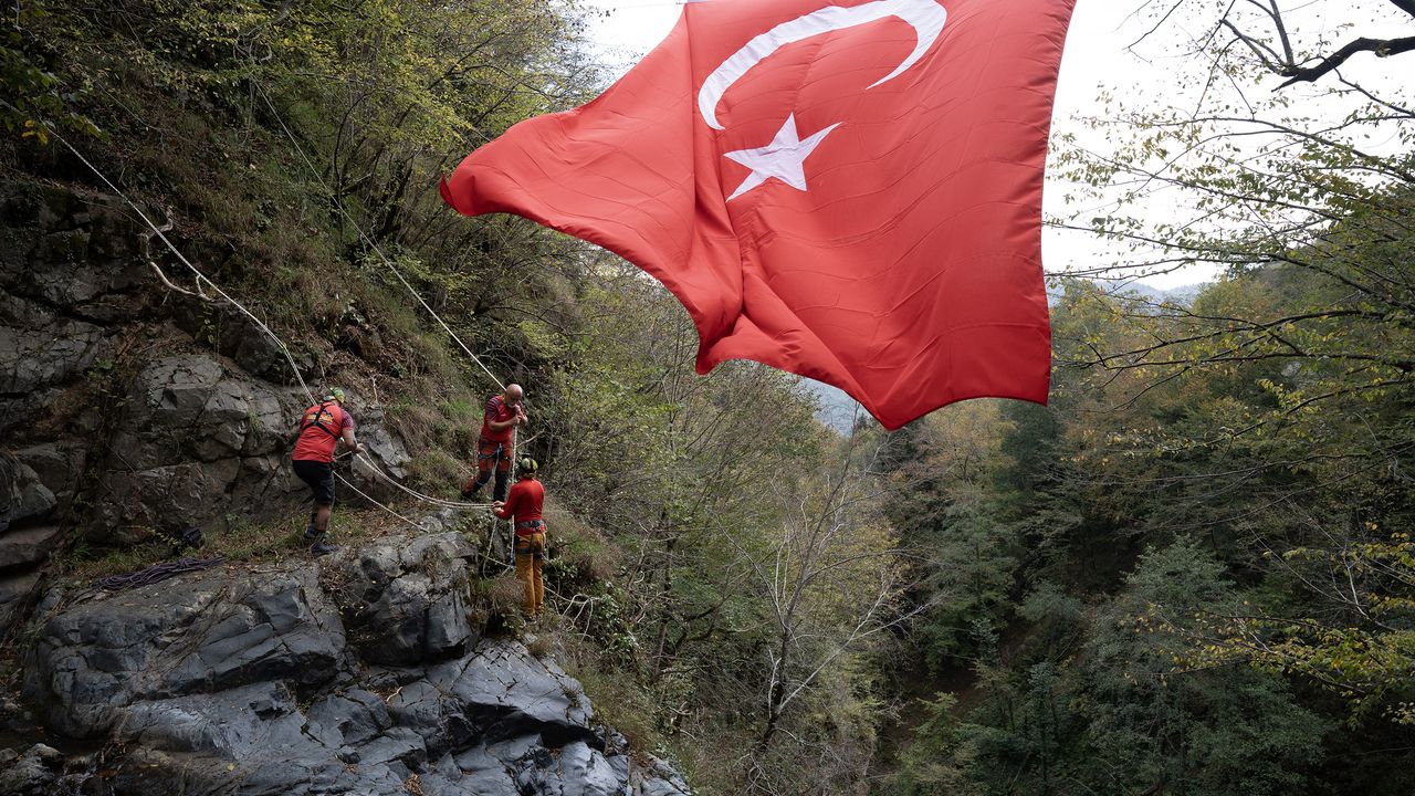 Dağcılar Cumhuriyet Bayramı dolayısıyla şelaleye Türk Bayrağı astılar