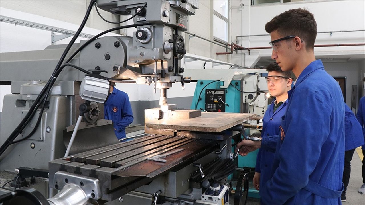 Sektör içi okul, sektöre entegre okul, bölge okul ve ihtisaslaşmış meslek liseleri yaygınlaştırılacak