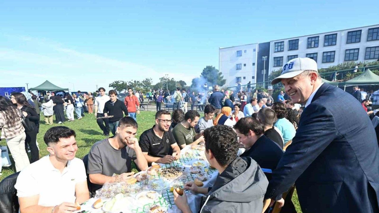 2 saatte 3 ton hamsi yediler