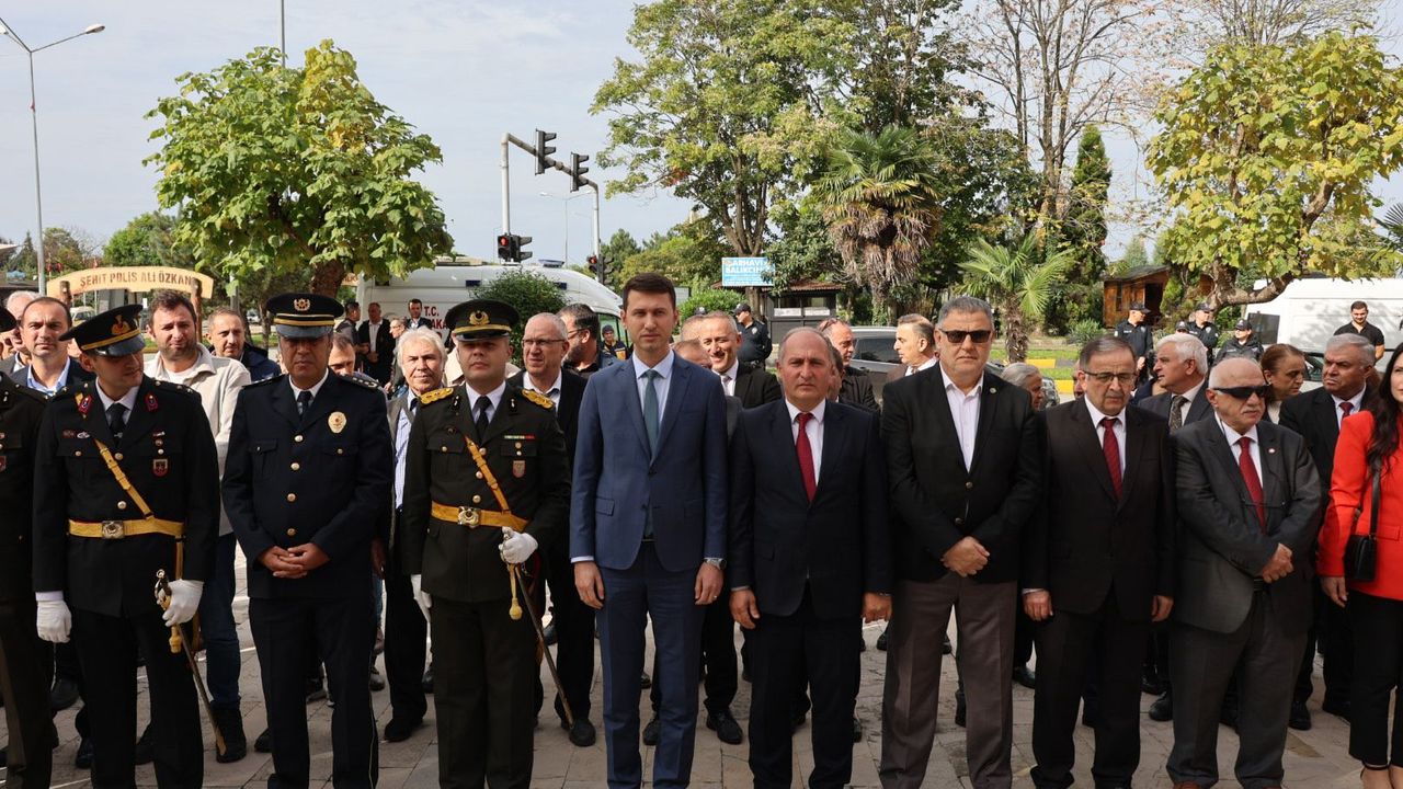 29 Ekim Coşkusu Çelenk Töreniyle Başladı