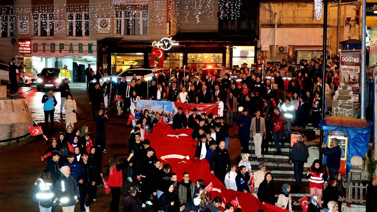Cumhuriyet Bayramının Coşkusu Fener Alayıyla Taçlandı