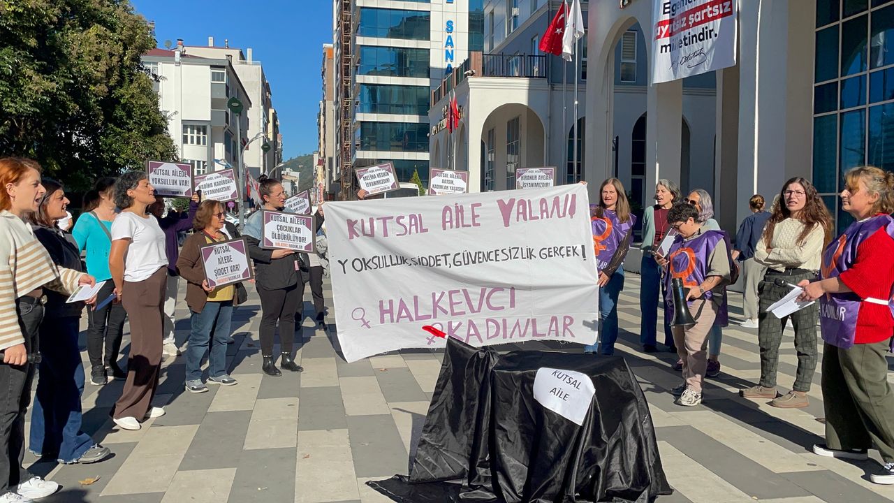 “Kutsal Aile Örtüsünü Kaldırıyoruz!”