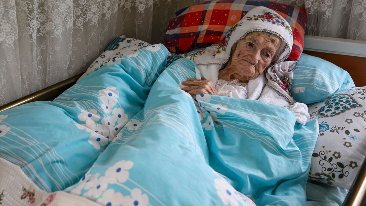 Erzurum'un asırlık çınarı Salli nine 114 yaşında
