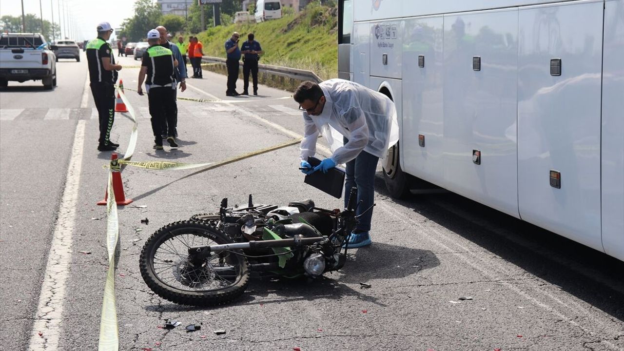 Ordu'da emniyet şeridindeki otobüse çarpan motosikletin sürü