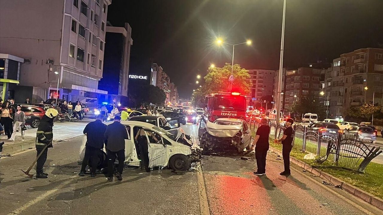 Samsun'da 3 aracın karıştığı trafik kazasında 5 kişi yaralan
