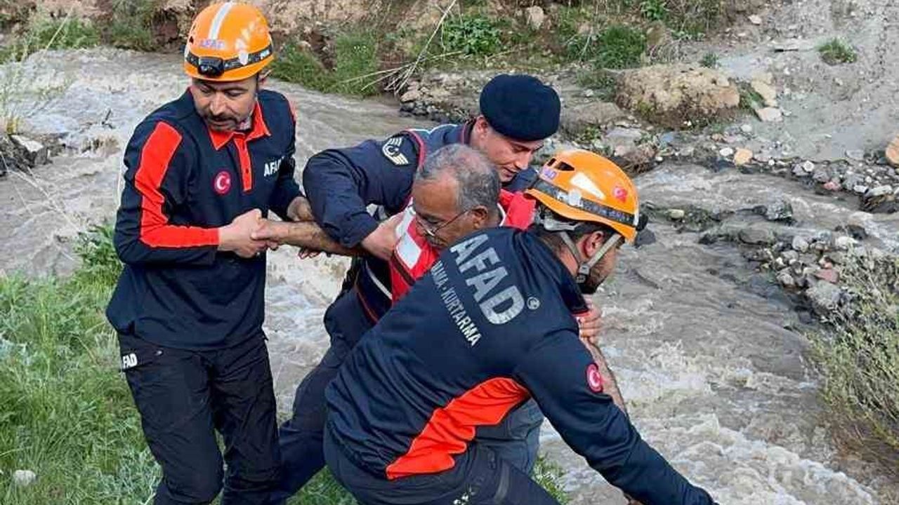 Erzurum'da mantar toplarken mahsur kalan çift kurtarıldı