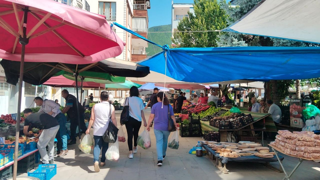 Artvin Semt Pazarında Etiketler İndi