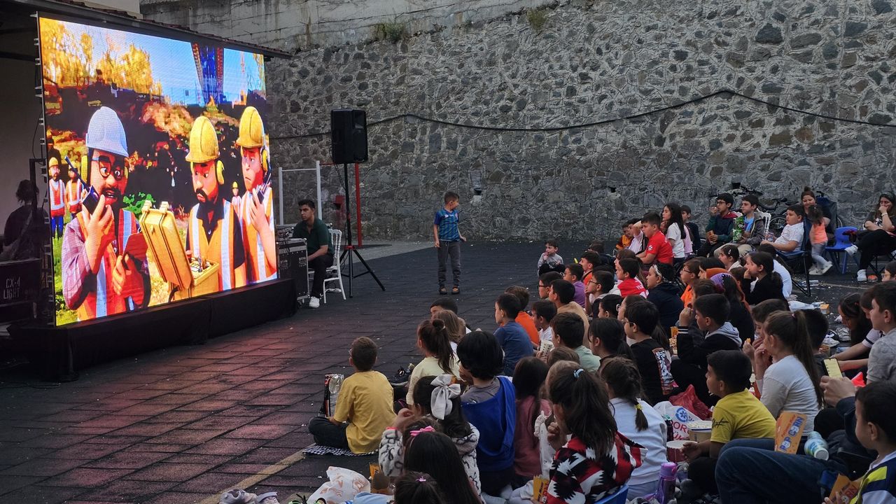 Okul Bahçesi Açık Hava Sinemasına Dönüştü