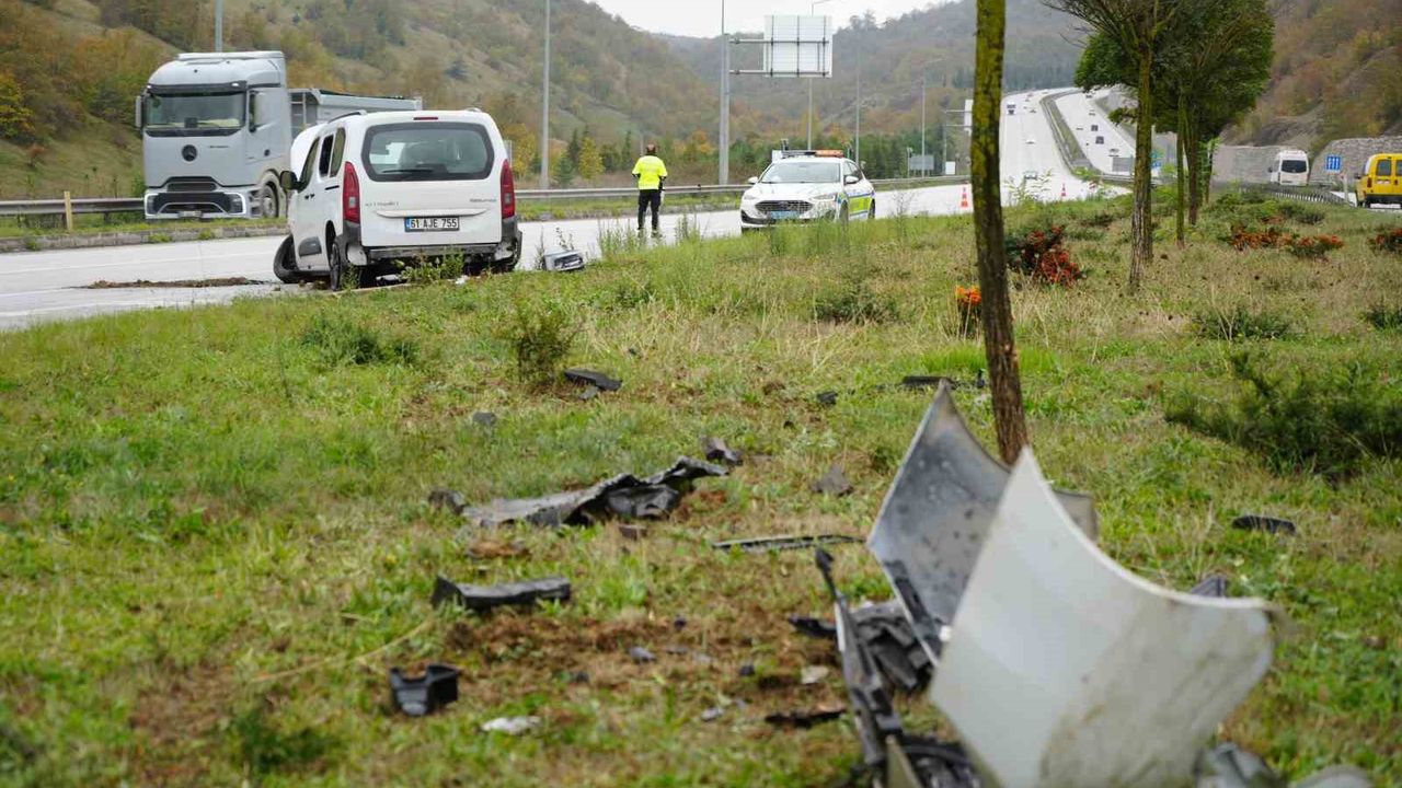 Samsun'da hafif ticari araç refüje çıktı: 3 yaralı