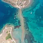 Denizin içinden yürüyerek adadan adaya geçiyor