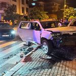 Otomobil ile çarpışan polis aracındaki 2 memur yaralandı