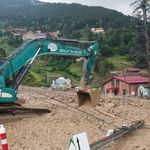 Trabzon'da sağanak nedeniyle taşan derede çalışmalar sürüyor