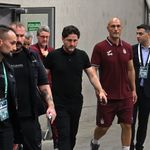 Trabzonspor'daki görevinden istifa ettiğini açıklayan Fatih Tekke, takım otobüsüyle stattan ayrıldı