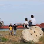 Dron saldırısı sonrası karaya oturan gemi ilgi odağı oldu
