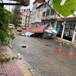 Fırtınada Uçan Çatı Aracın Üzerine Düştü