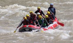 Adrenalin tutkunları Melen Çayı'nda rafting yaptı