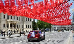 "Anadolu kırmızısı" Togg depremzede kardeşlerin sünnet arabası oldu