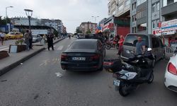 Otomobille çarpışan motosikletteki 2 kişi yaralandı