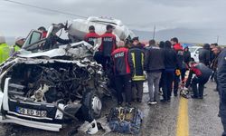 Tır ile yolcu minibüsünün çarpıştığı kazada 4 kişi öldü