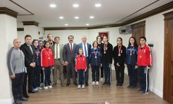 Balkan Kyokushın karate şampiyonasına katılacak sporcuları makamında kabul etti