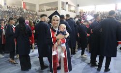 Afla geri döndüğü üniversiteden mezun olmanın sevincini 4 aylık oğluyla yaşadı