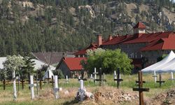 Yatılı kilise okulunun alanında 88 kayıtsız mezar bulundu
