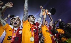 Galatasaray şampiyonluk kupasını kaldırdı