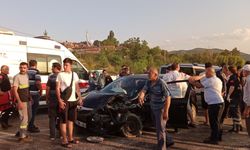 Çarpışan hafif ticari araç ile otomobildeki 10 kişi yaralandı
