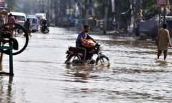 Muson yağmurları sebebiyle çok sayıda kişi yaşamını yitirdi
